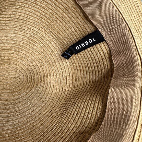 Torrid Women’s Tan Straw Fedora Hat Black Band Size M/L - Picture 4 of 4